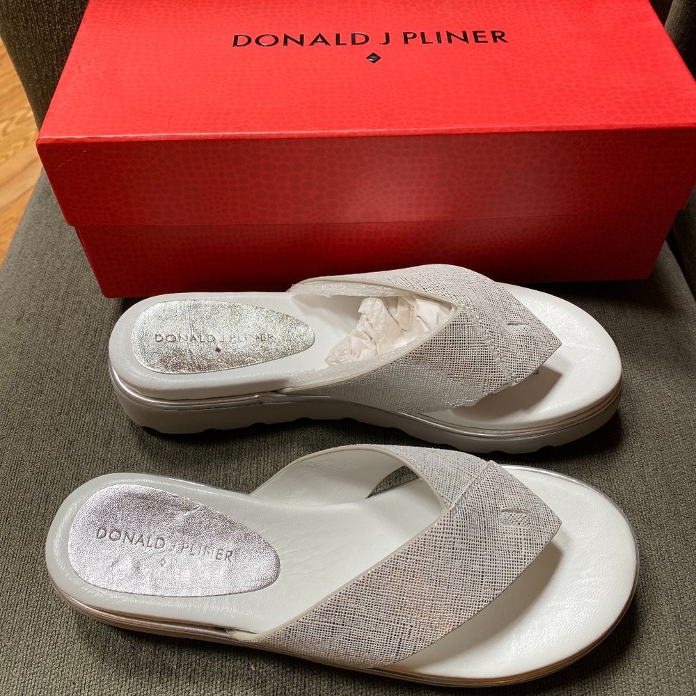 Donald J Pliner "liv" sandal - Silver Size 7 NWT
